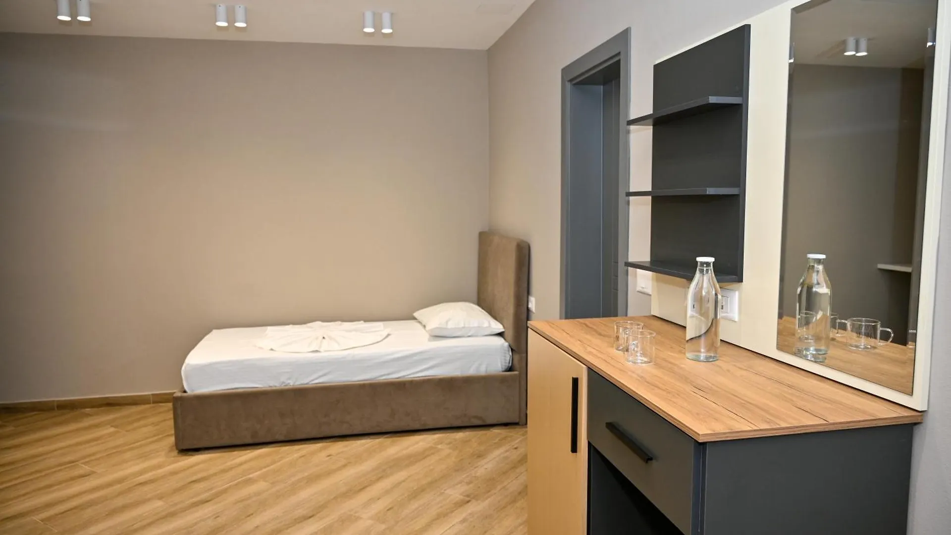 Monduro Hotel Durrës 0*,  阿尔巴尼亚